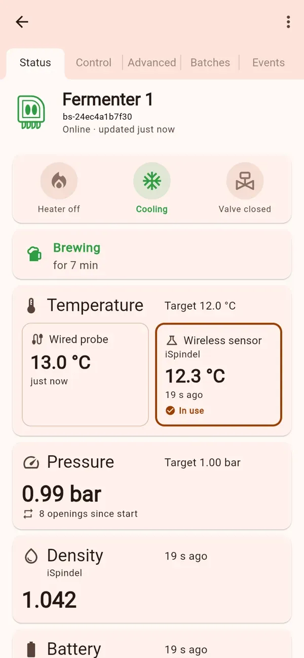 BrewSpider app status screen: heater off, cooling, valve closed, temperature 13.0 and 12.3 °C, pressure 0.99 bar, gravity 1.042